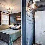 Cozy Dark & Moody Home New Reno 10 Mins To Lanc