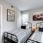 Cozy Dark & Moody Home New Reno 10 Mins To Lanc