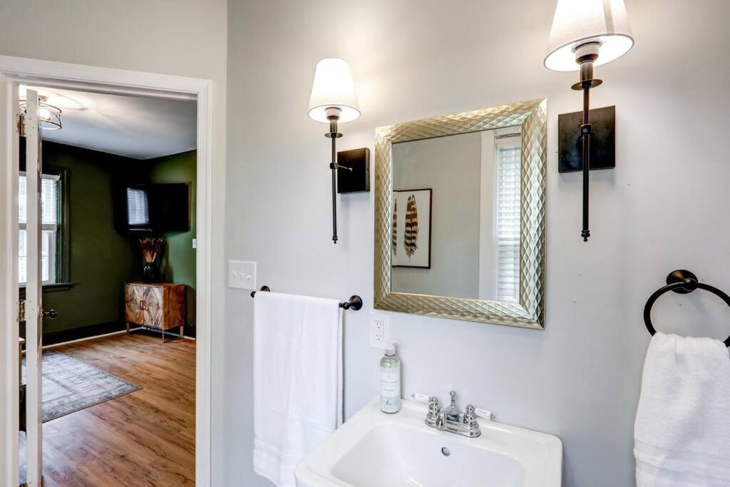 Cozy Dark & Moody New Reno 10 Mins To Lanc Сasa de vacaciones